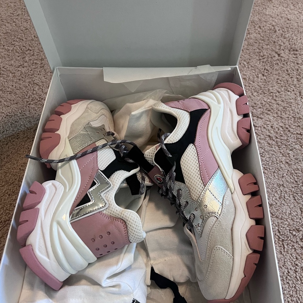 Moncler sneaker woman size 38 worn once